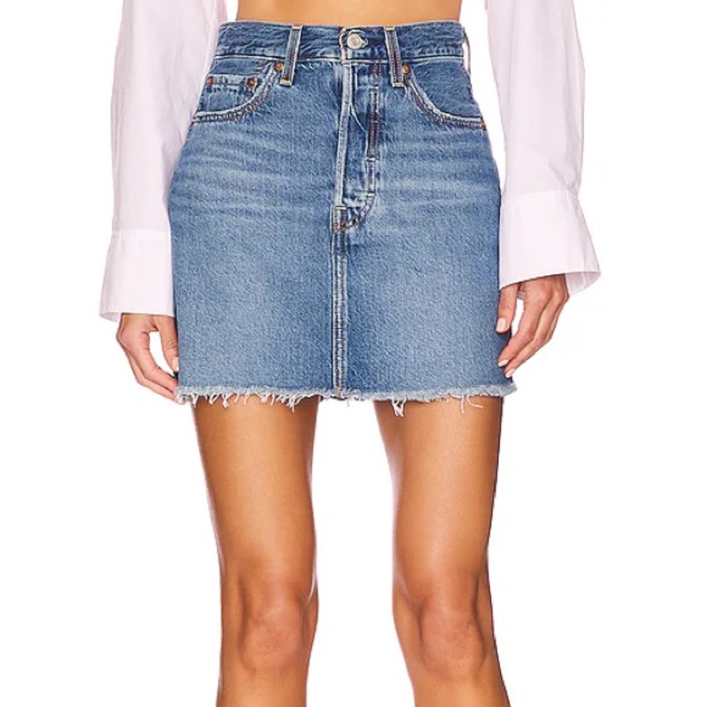 NWOT Levi’s ribcage skirt | button up denim skirt with frayed hem